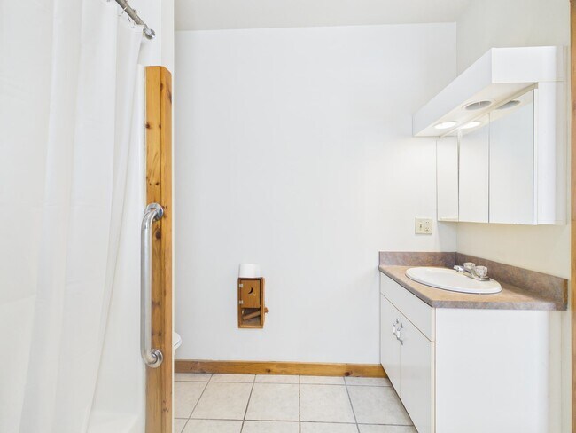 Building Photo - 1555 Main St