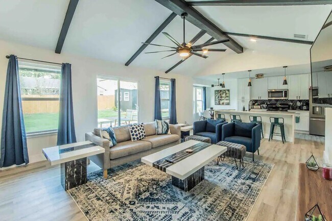 Building Photo - Experience Elevated Living in North Austin – Fully Furnished & Move-In Ready