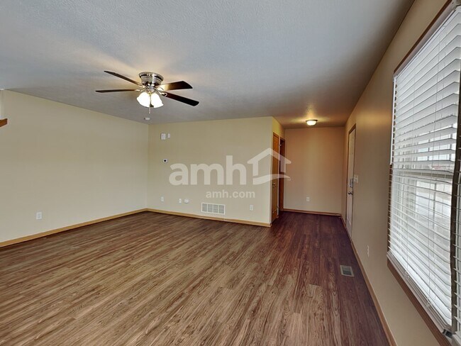 Building Photo - 69 Hutchison St