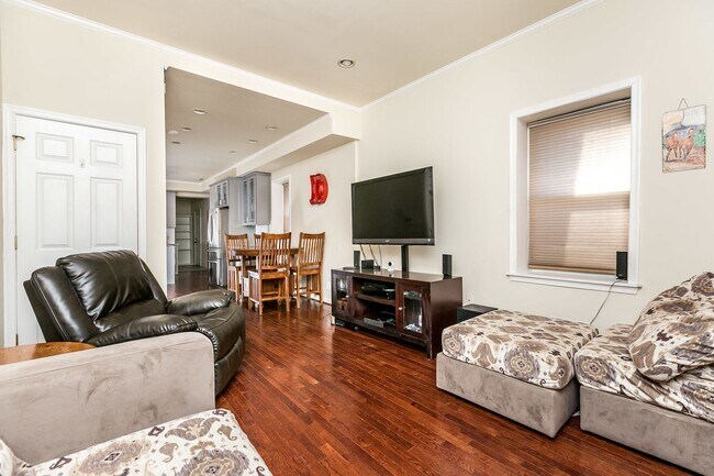 Building Photo - Stylish End-of-Group 2 bd 2.5bth Home in P...
