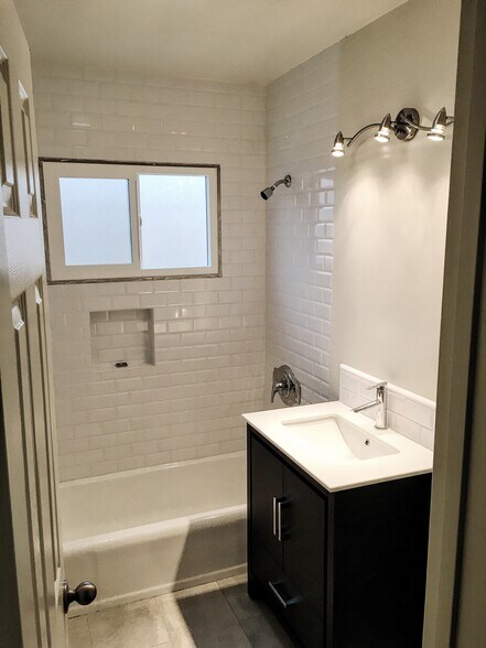 Building Photo - 1526 Corinth Ave