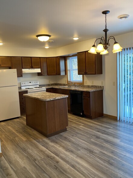 Building Photo - 609 Spruce Ln