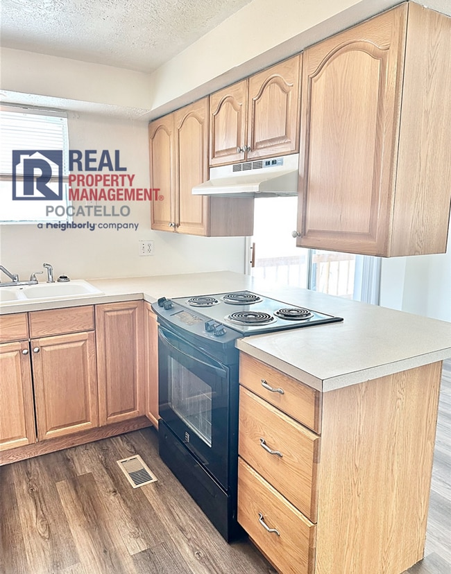 Building Photo - Spacious 4 Bed / 2 Bath Duplex | Garage + Split-Level Layout | Pet Negotiable