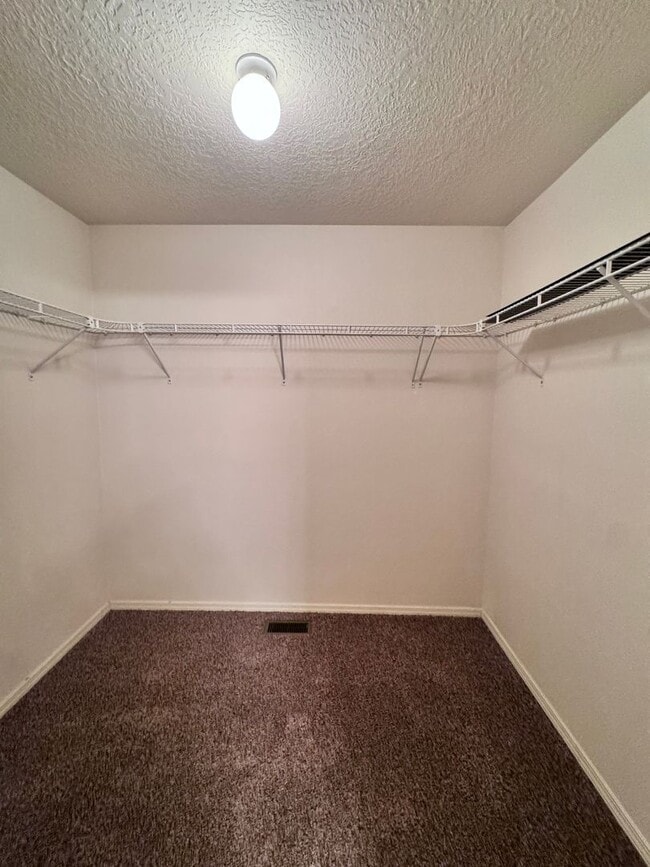 Building Photo - MOVE IN SPECIAL! 1/2 off 2nd months rent!  3 bed 2 bath 2300 sq ft home-New Carpet