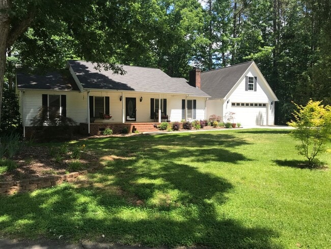 Primary Photo - Stunning 3 Bedroom Home with Bonus Room