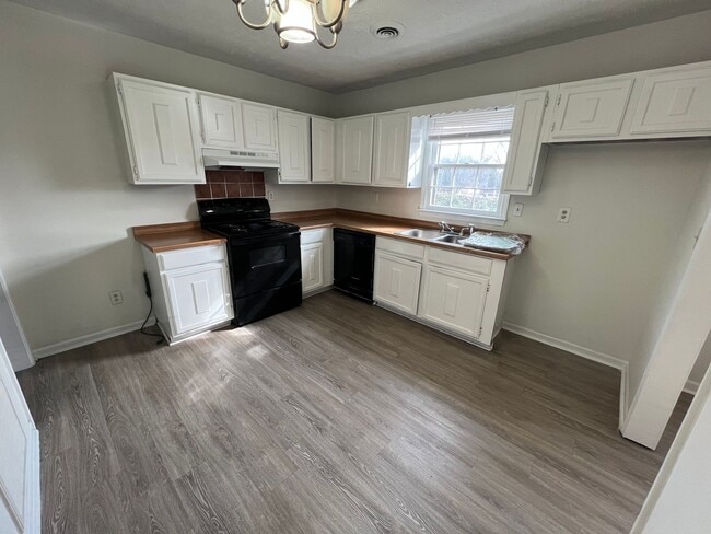 Building Photo - 2 bed 1 bath duplex