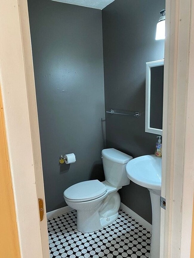 Building Photo - Spacious & Unique Contemporary Home – Perfect for Entertaining and Family Living!