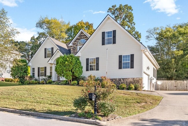 Building Photo - Pet Friendly Three Bedroom with Bonus!