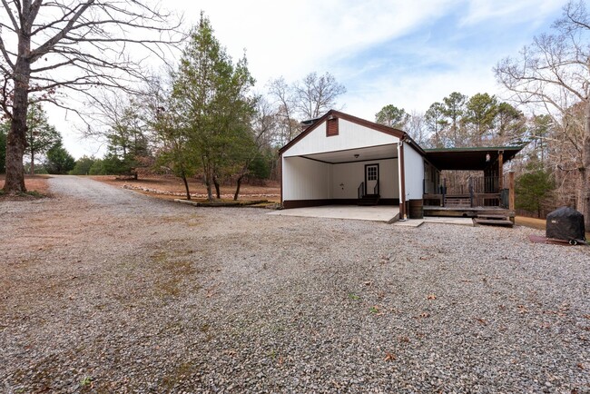 Building Photo - Oconee Country Living on 8+ Acres w/ Full ...