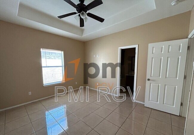 Building Photo - 2708 W Primrose Ave