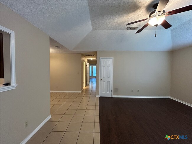 Building Photo - 1642 W County Line Rd