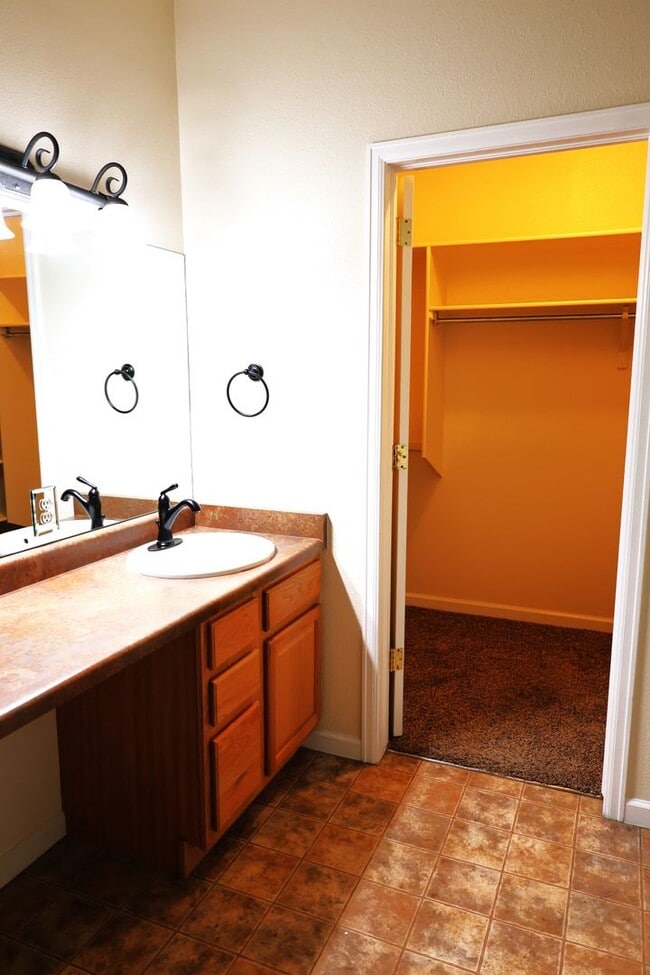 Building Photo - CUTE, CUTE, CUTE 3 BDRM TOWNHOME WITH GAS FIREPLACE!