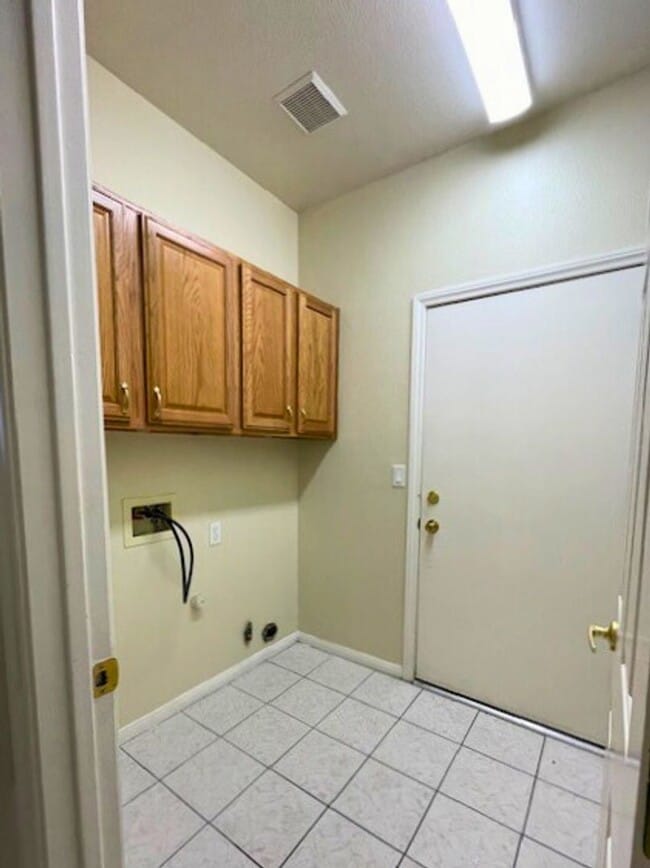 Building Photo - MOVE-IN READY 3BR/2BA SINGLE FAMILY HOME I...