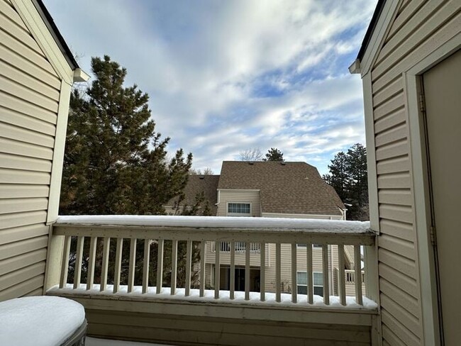 Building Photo - Beautiful 2BR Lakewood Condo with Modern C...
