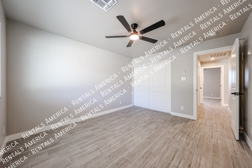 Building Photo - 1704 E Pickrell Dr