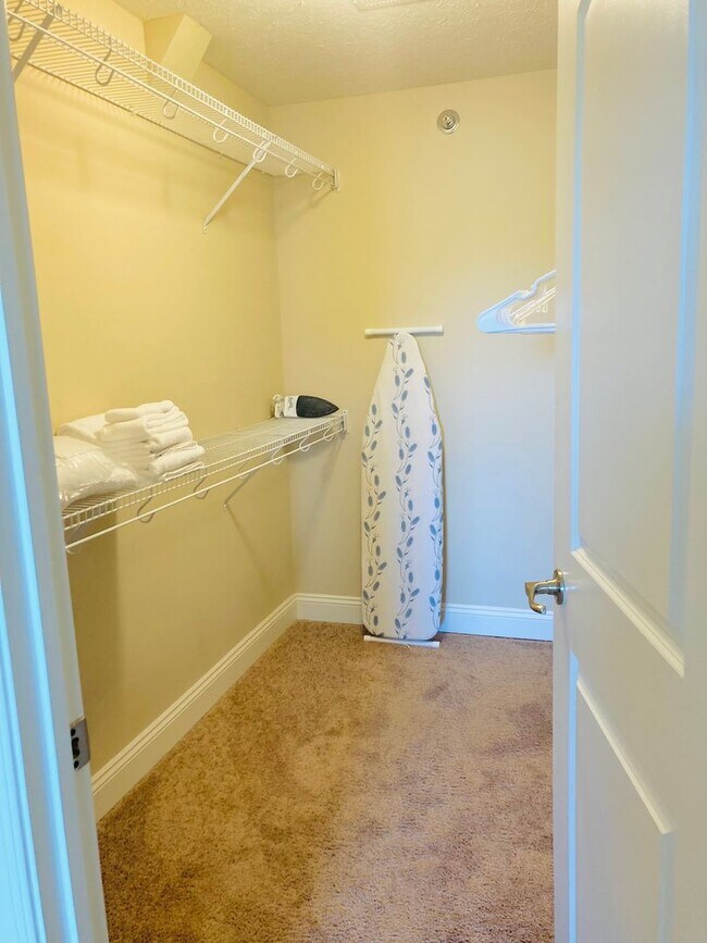 Building Photo - Well-appointed Furnished Rental- Perfect for Professionals- Near shops & restaurants