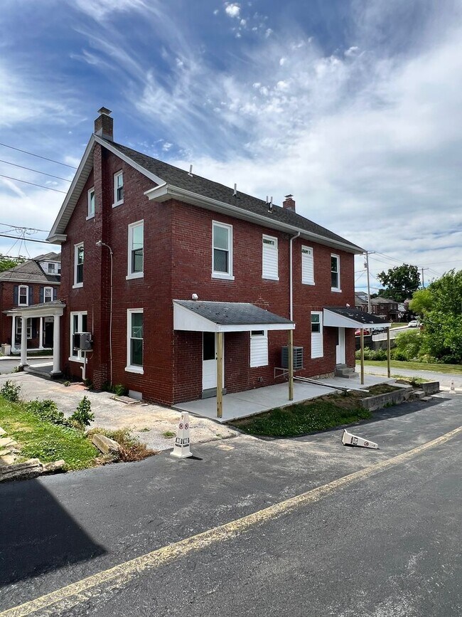 Building Photo - 31 N Poplar St