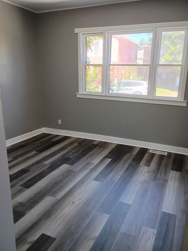 Building Photo - Nice 2 bed/1 bath, Central Air conditionin...