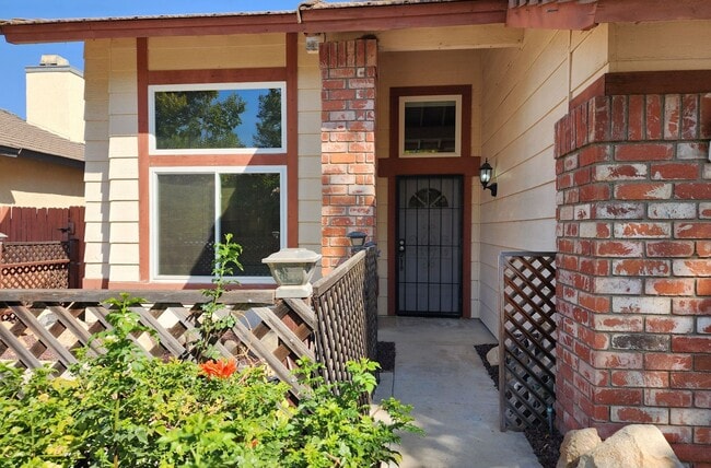 Building Photo - Great Two Story 3BD, 2.5BA Plus Bonus Room...