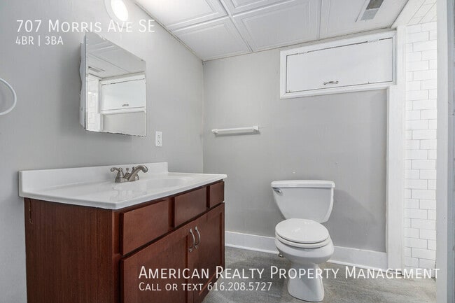 Building Photo - 707 Morris Ave SE