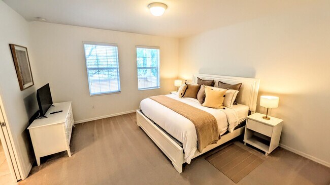 Building Photo - Seasonal/short term/annual  3/3 spacious townhouse with water view off University PKWY