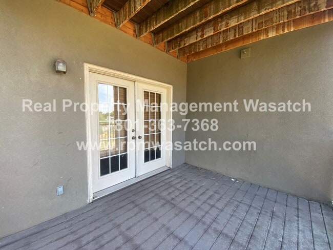 Building Photo - Cute 3 Bedroom 2 Bath Condo with a View!