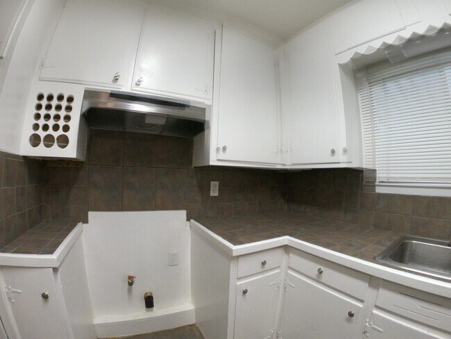 Building Photo - 3256 Suncrest Dr