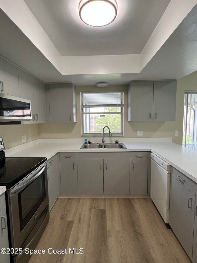 Building Photo - 3154 Dunhill Dr