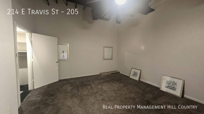Building Photo - 214 E Travis St