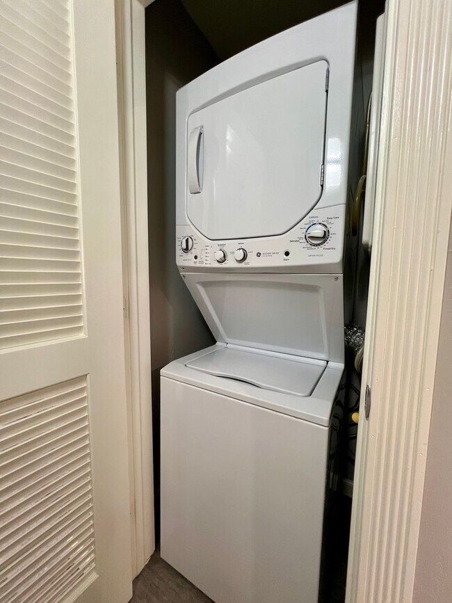 Building Photo - Beautiful Remodeled 1-Bedroom Cottage w/Central A/C and Parking in Hillcrest