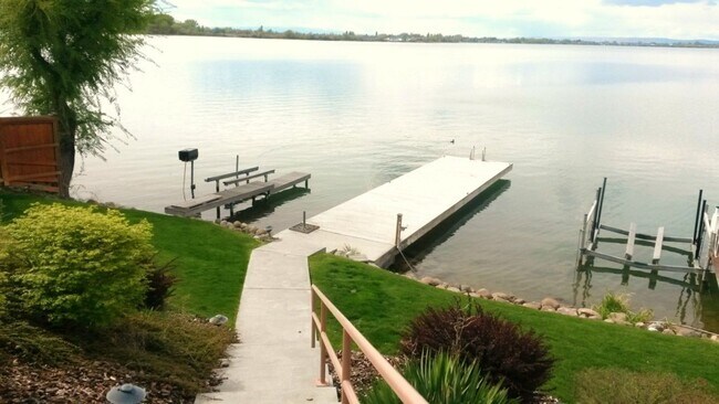 Building Photo - Lakefront Condo in Gated Community