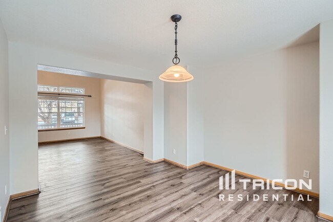 Building Photo - 5140 S Meadow Lark Dr