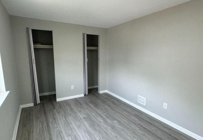 Building Photo - 883 Wedgewood Dr