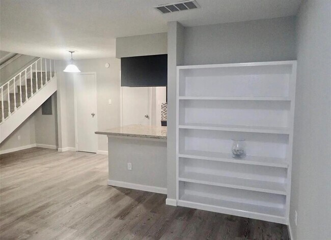 Building Photo - 11201 Lynbrook Dr