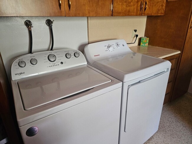 Building Photo - Cute partially furnished apartment with sm...