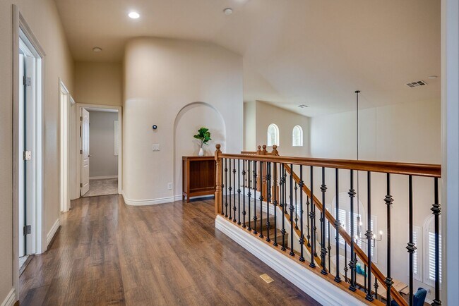 Building Photo - Gated single family home with 4 bed 3 bath...