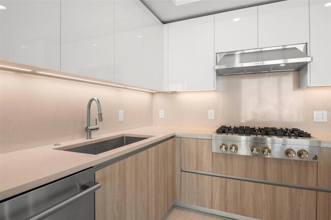 Building Photo - 400 Central Ave