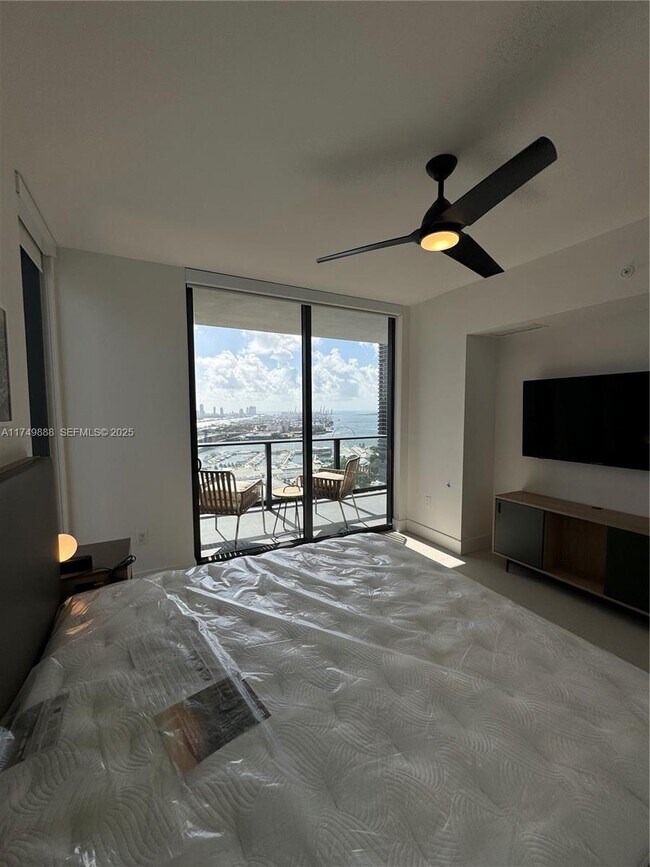 Building Photo - 601 NE 1st Ave