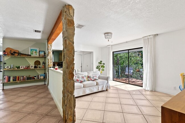 Building Photo - Beautiful Rustic Contemporary Duplex in Cu...