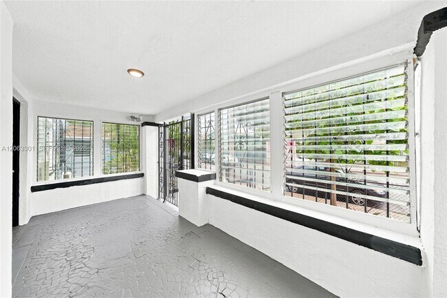Building Photo - 128 NW 9th Ave