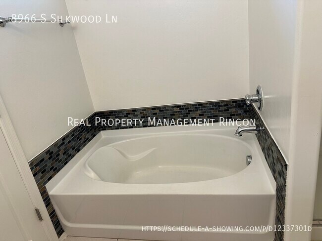 Building Photo - FRESH AND READY!! VAIL SCHOOLS TOO!!3 bed/...