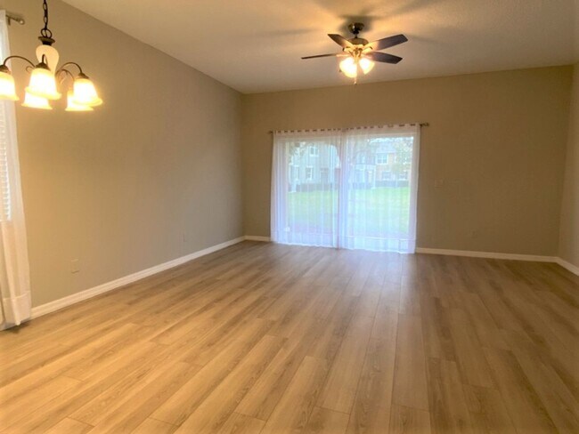 Building Photo - Gorgeous End Unit Townhome in Grande Champions!