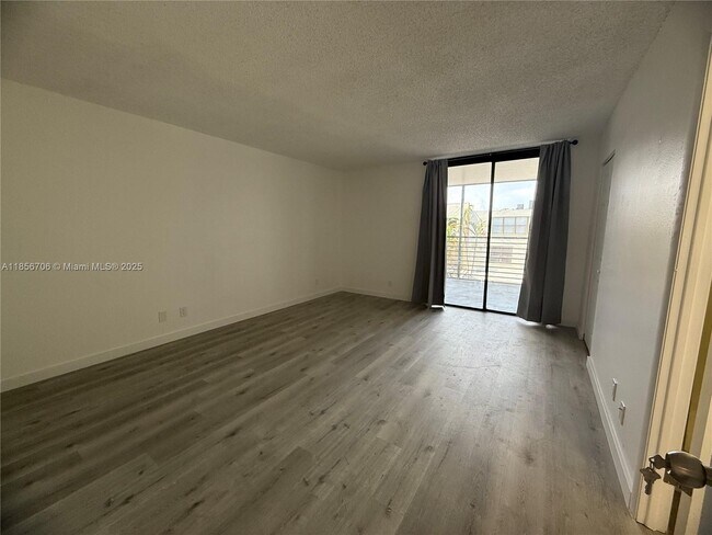 Building Photo - 20200 W Country Club Dr
