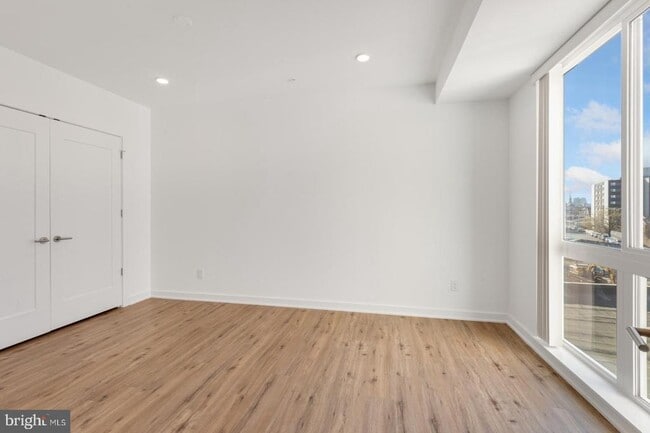 Building Photo - 304 Master St