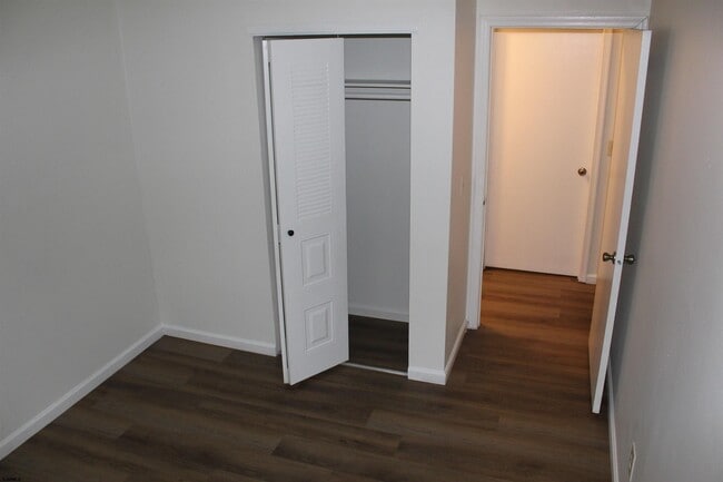 Building Photo - 11 Colonial Ct