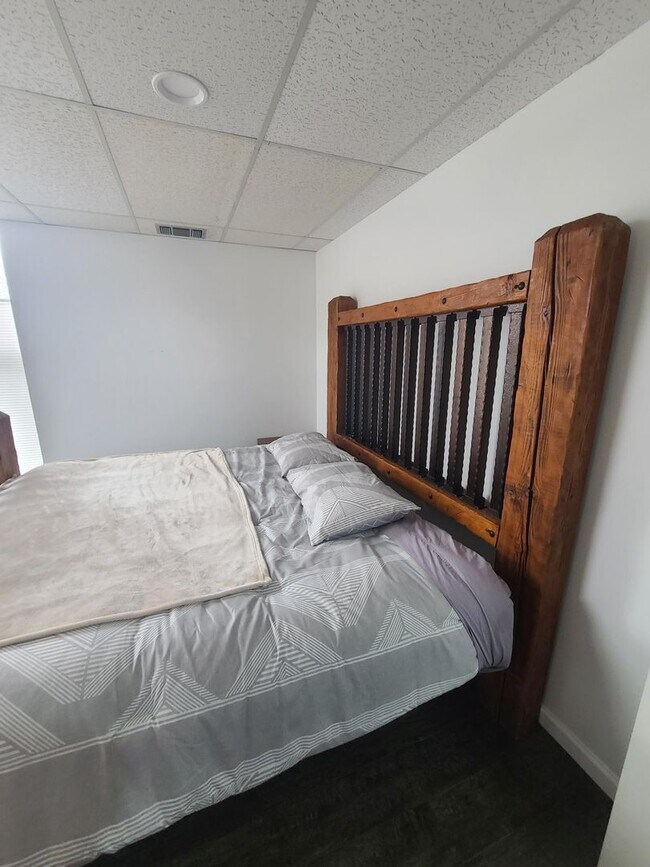 Building Photo - 17th St 6 Plex