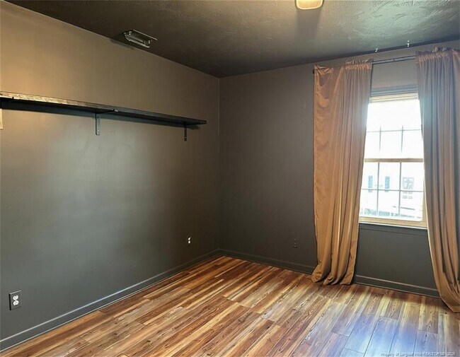 Building Photo - 2940 Amelia Dr