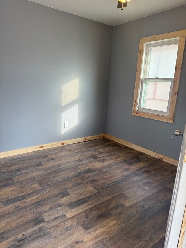 Building Photo - 208 Osborne St