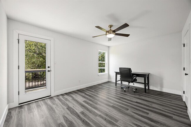 Building Photo - 813 Chihuahua St