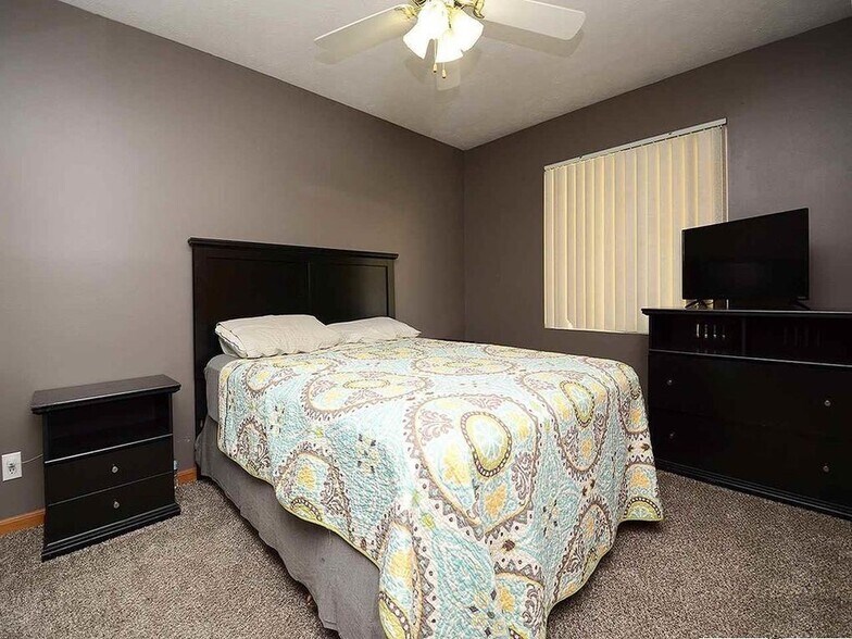 Building Photo - 7884 Redick Ave